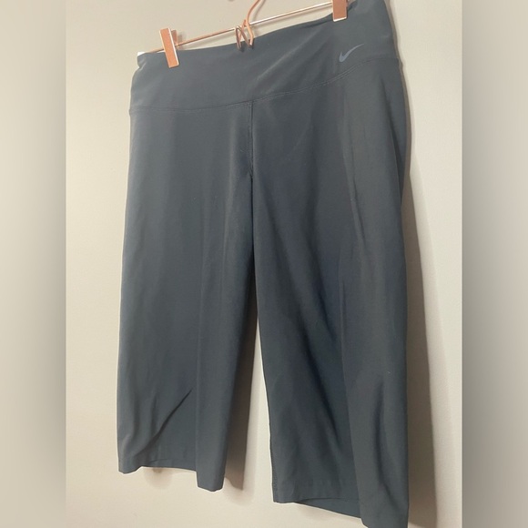 Nike Dri-Fit Black Capri Leggings Size M - Picture 2 of 4